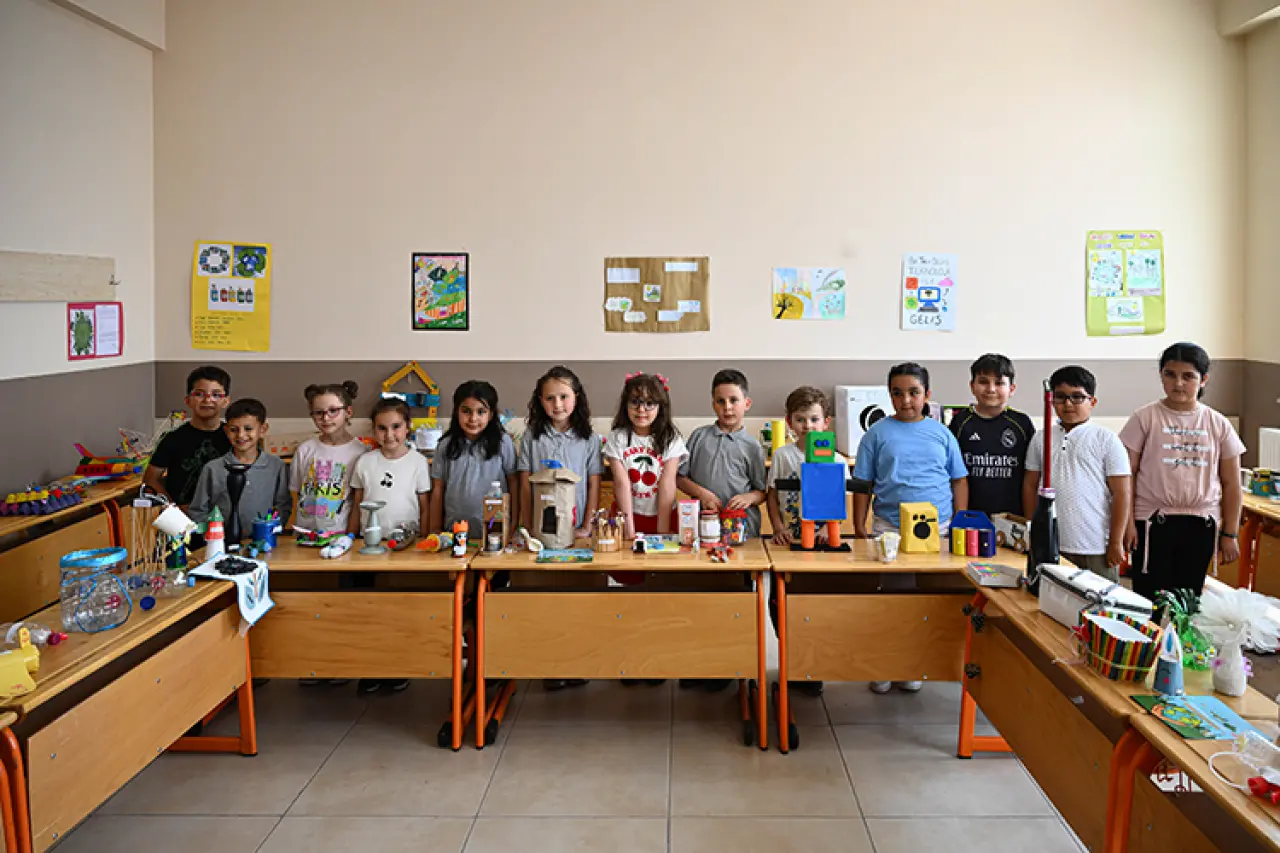 Askıda oyuncak ve kıyafetle miniklerden büyük mesaj 5