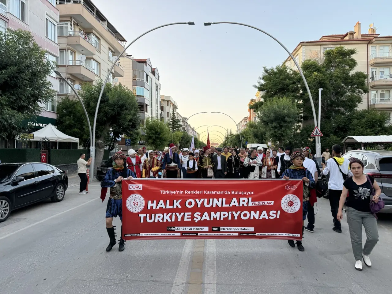 Halk oyunları coşkusu Karaman sokaklarında 1