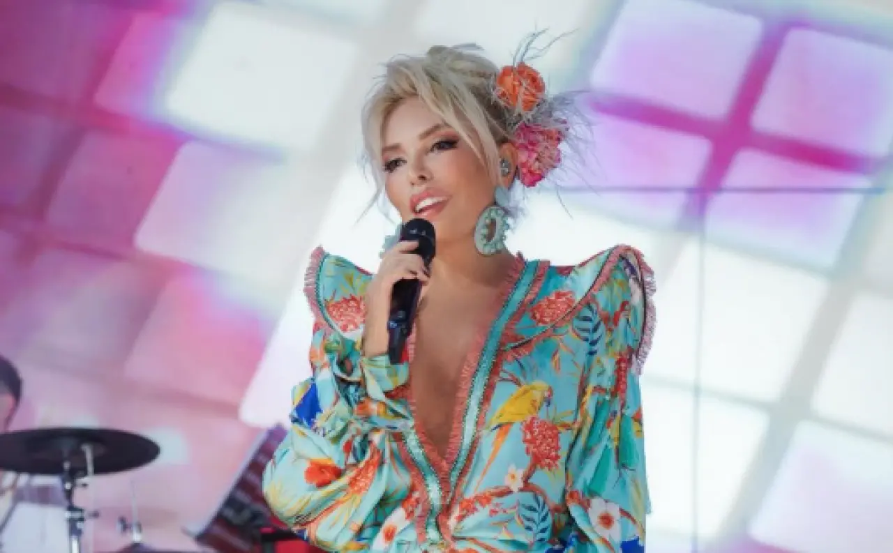 Ajda Pekkan Barbie gibi sahnedeydi! Rengarenk elbisesi ve enerjisiyle göz kamaştırdı 1