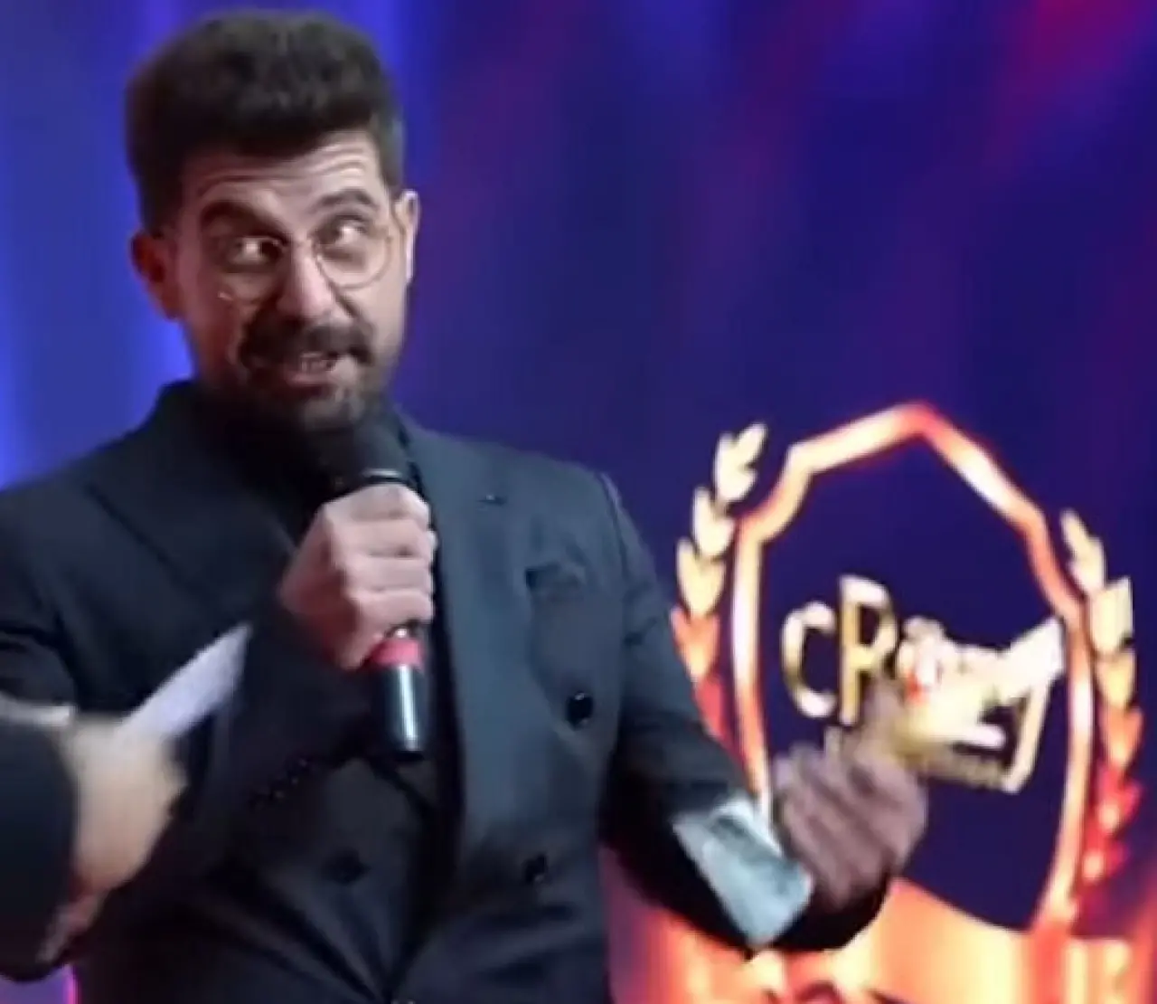 Lokman İn, sahnede Özge Ulusoy'u hedef aldı! "Ünlü diye dolandırma hakkı mı var?” 2