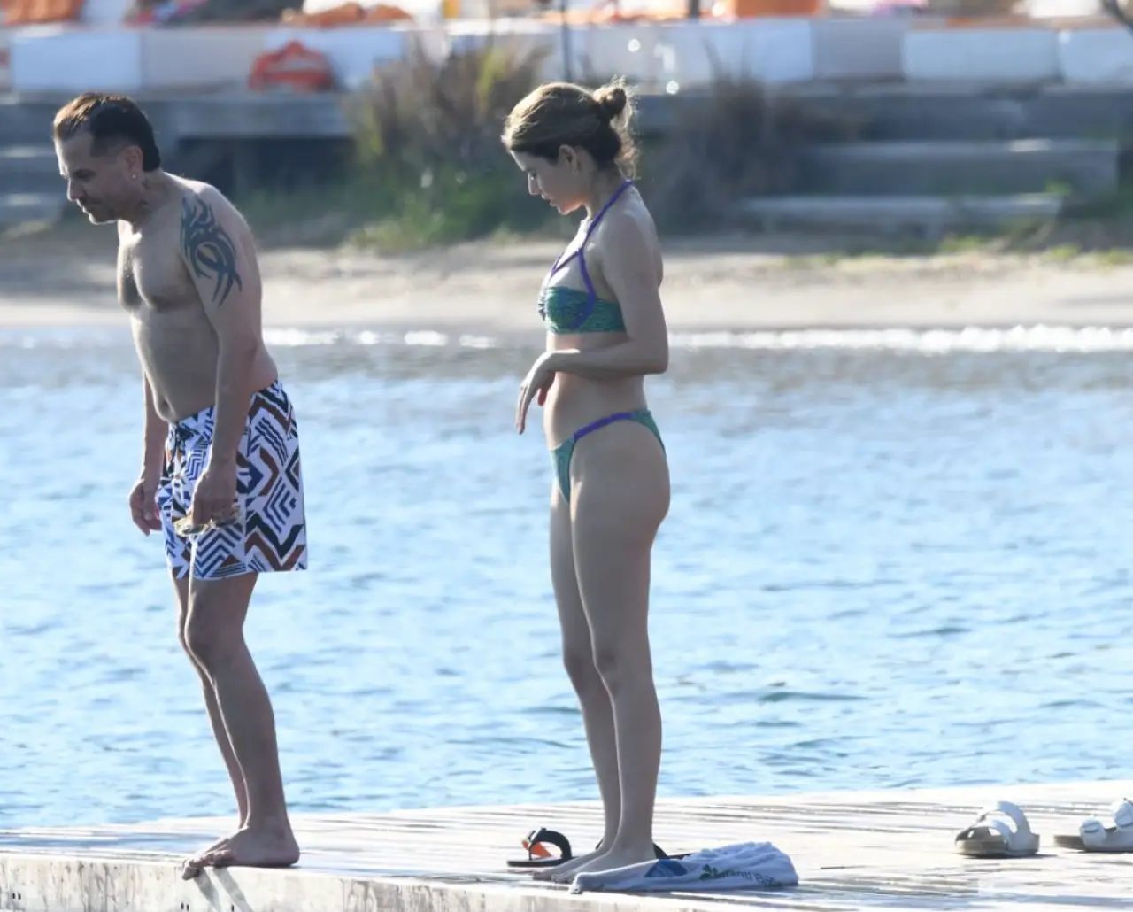 Yazın en romantik anı! Kenan Doğulu ve Beren Saat’ten Bodrum şovu 1