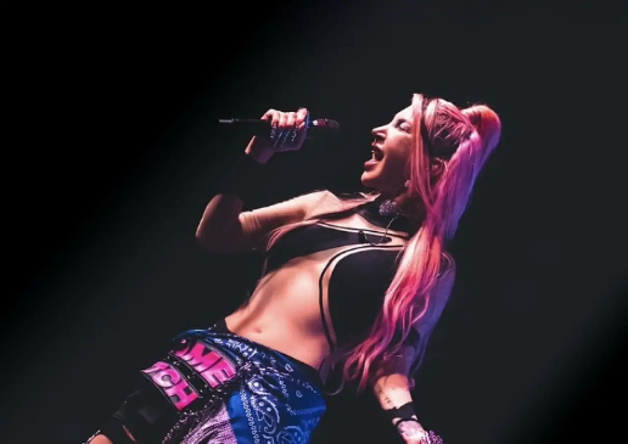 Hande Yener’den Alaçatı’da sıra dışı konser: Tarzı sosyal medyayı ikiye böldü! 2