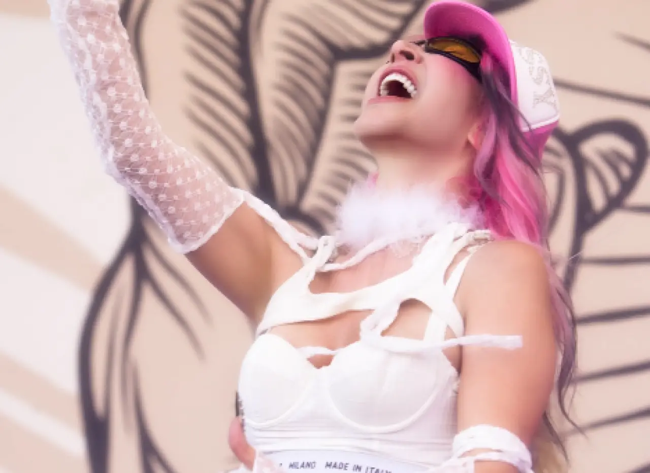 Hande Yener’den Alaçatı’da sıra dışı konser: Tarzı sosyal medyayı ikiye böldü! 1