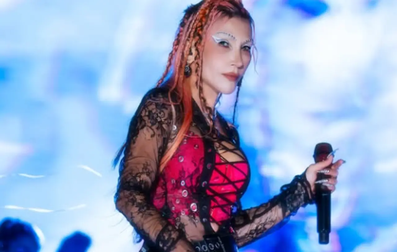Hande Yener’den Alaçatı’da sıra dışı konser: Tarzı sosyal medyayı ikiye böldü! 3