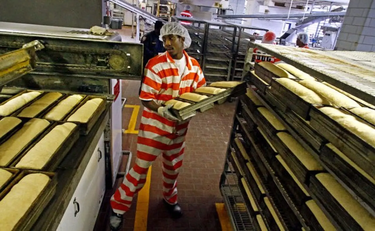 Zenginler Lüks İçinde, Fakirler Nefes Alamıyor: Aynı Cezaevinde İki Farklı Dünyayı Yakından Görün 4