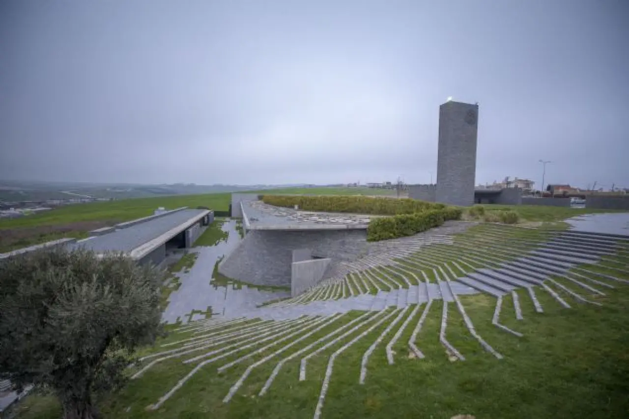 Birisi Evi Ters Çevirmiş, Diğeri Gemiden Apartman Yapmış: Gerçek Olduğuna Zor İnanacaksınız 3