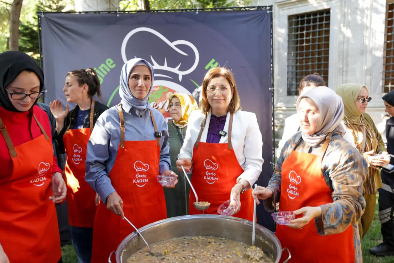 Genç KADEM gönüllülerinden aşure ikramı: Şehzade Camii’nde yoğun ilgi! 2