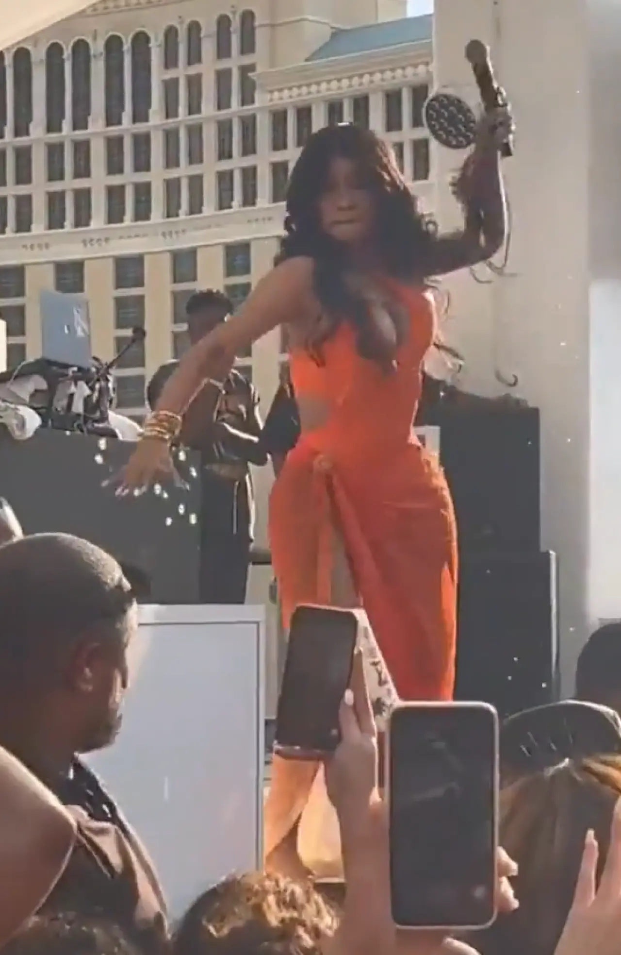 Cardi B konserinde skandal! Mikrofon fırlattı, dava açıldı 1