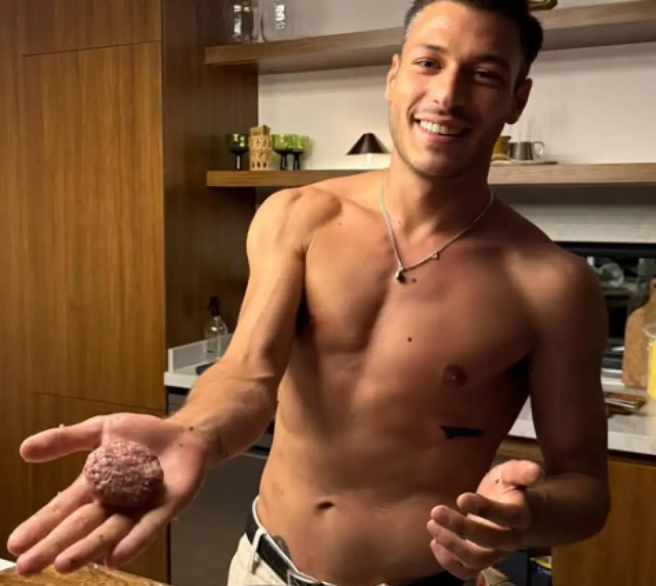 Kubilay Aka’dan köfte şov: Sevgilisi Hafsanur’dan yorum gecikmedi 3