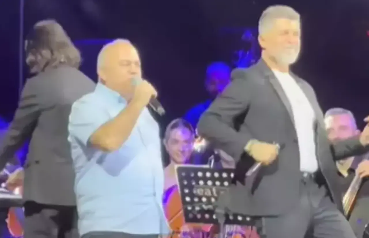 Aynı ses, farklı adam! Özcan Deniz, ses ikiziyle düet yaptı, seyirciler şaşkın 2