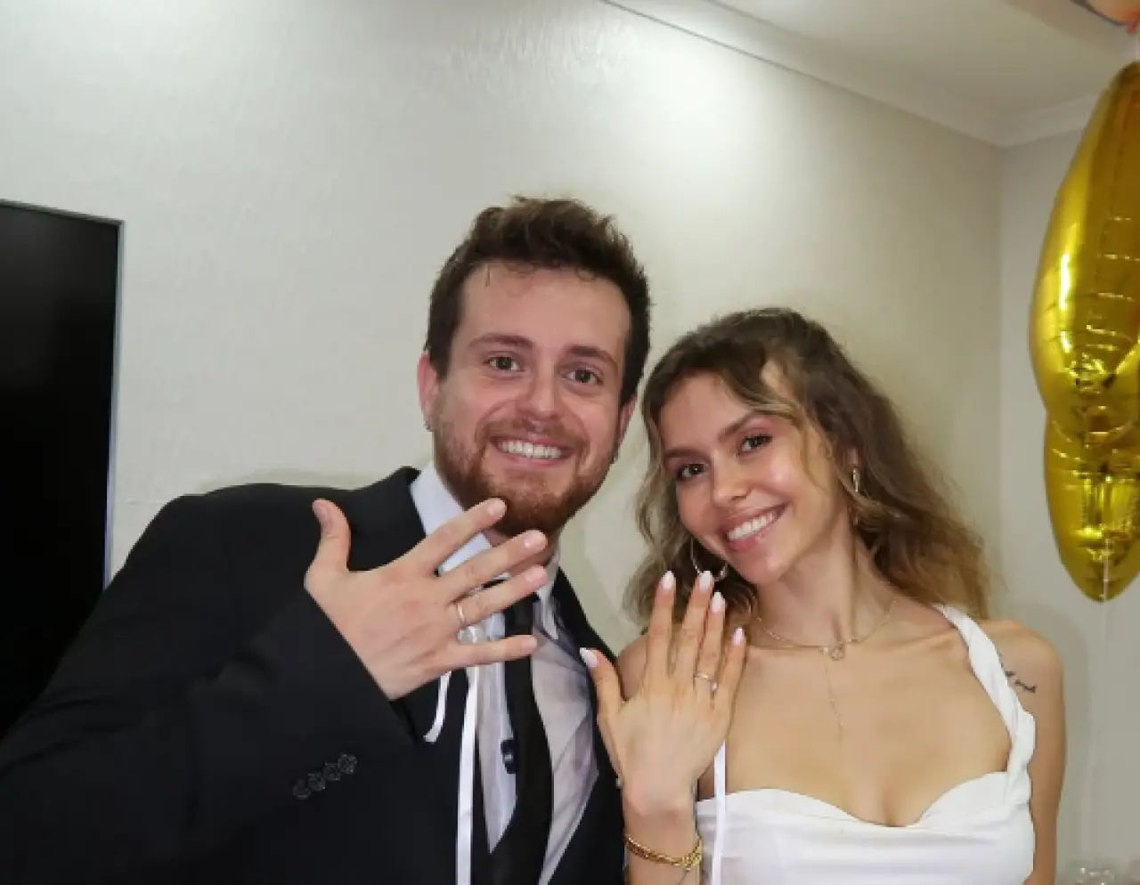 Alper Rende ve Betül Çakmak nişanlandı! Düğün için tarih verildi 1