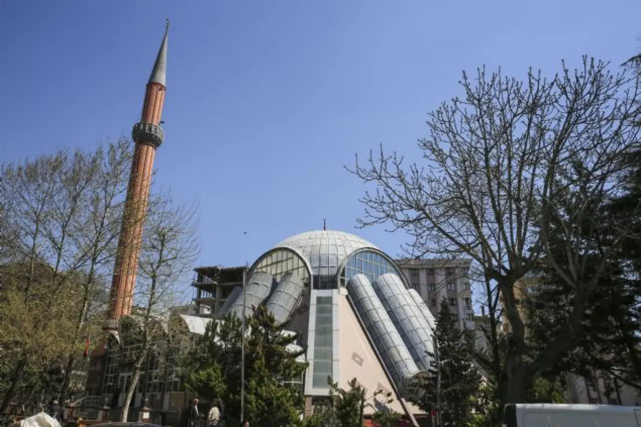 Birisi Evi Ters Çevirmiş, Diğeri Gemiden Apartman Yapmış: Gerçek Olduğuna Zor İnanacaksınız 1