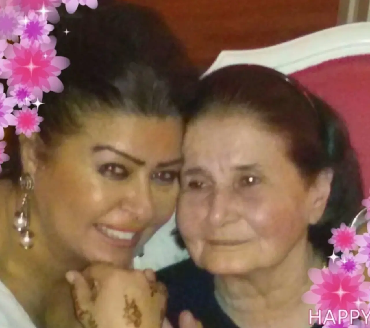 Ünlü şarkıcının acı kaybı! Annesini son yolculuğuna uğurladı 1