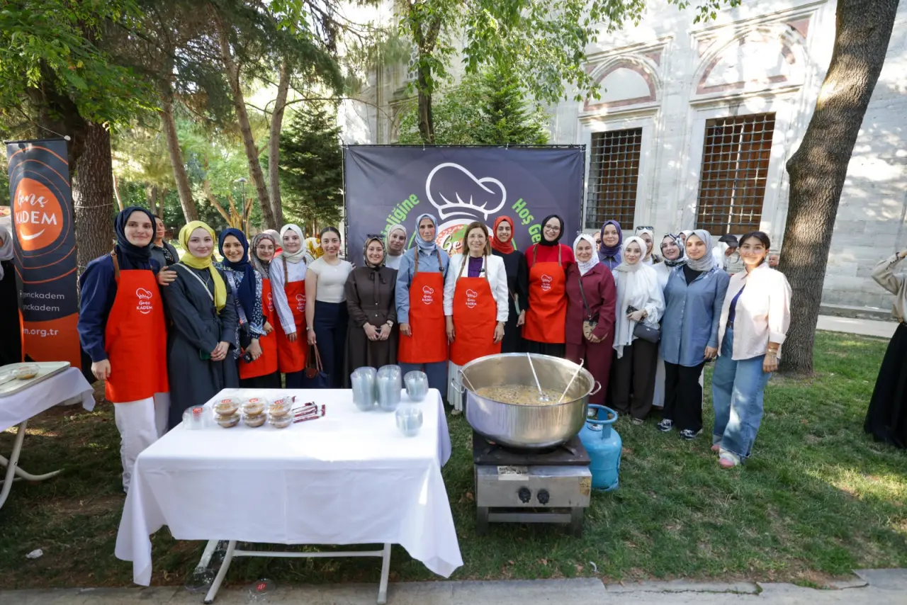 Genç KADEM gönüllülerinden aşure ikramı: Şehzade Camii’nde yoğun ilgi! 3
