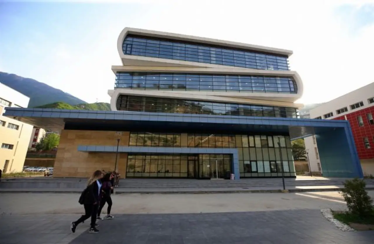 Birisi Evi Ters Çevirmiş, Diğeri Gemiden Apartman Yapmış: Gerçek Olduğuna Zor İnanacaksınız 13