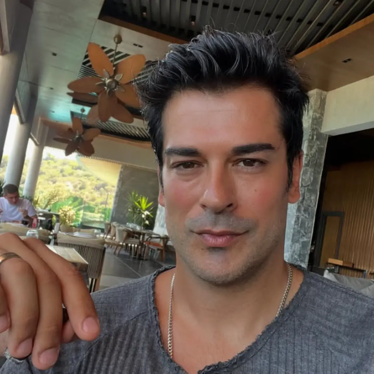 Burak Özçivit’in “Bu kim?” dedirten imaj değişikliği! Banu Alkan bile tanıyamadı 2