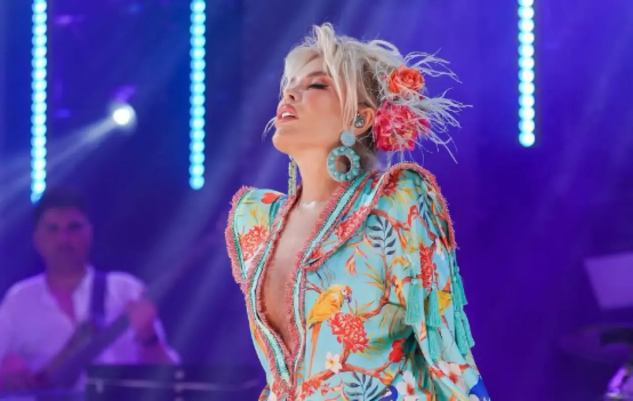 Ajda Pekkan Barbie gibi sahnedeydi! Rengarenk elbisesi ve enerjisiyle göz kamaştırdı 2