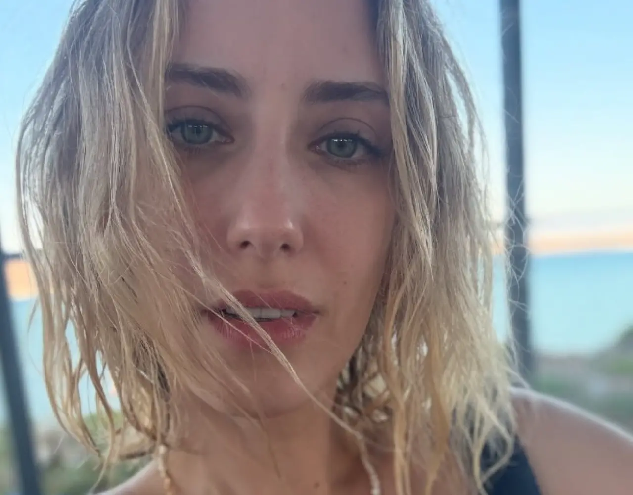 Hazal Kaya’dan sarışın sürprizi: “Göreceğiz, eğleniyorlar mı?” 1