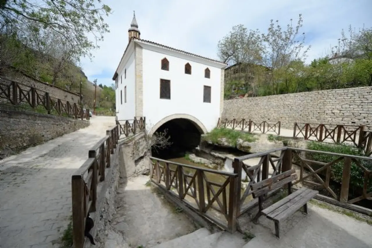 Birisi Evi Ters Çevirmiş, Diğeri Gemiden Apartman Yapmış: Gerçek Olduğuna Zor İnanacaksınız 16