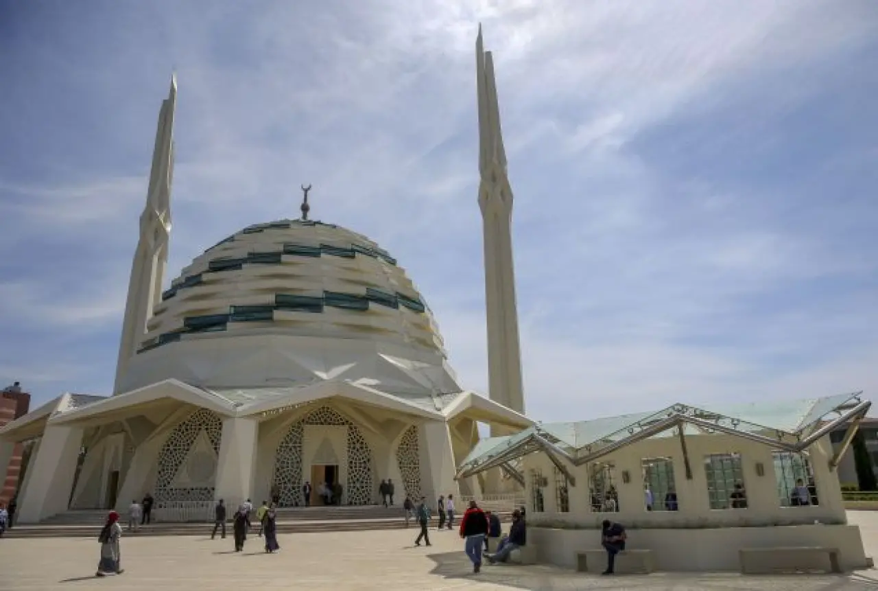 Birisi Evi Ters Çevirmiş, Diğeri Gemiden Apartman Yapmış: Gerçek Olduğuna Zor İnanacaksınız 2