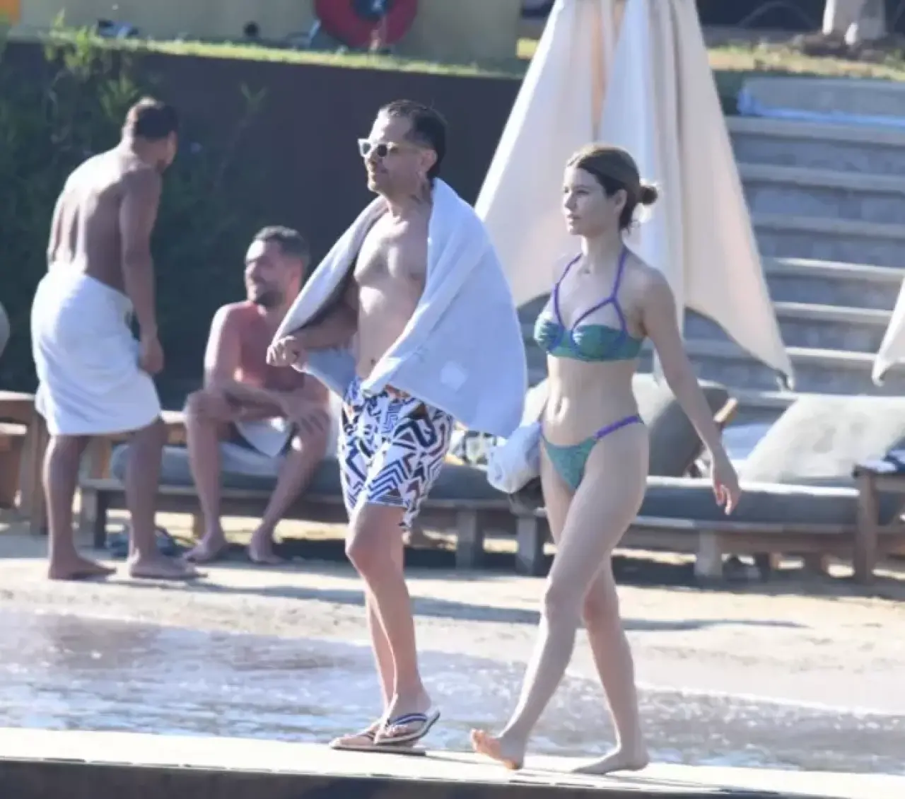 Yazın en romantik anı! Kenan Doğulu ve Beren Saat’ten Bodrum şovu 4