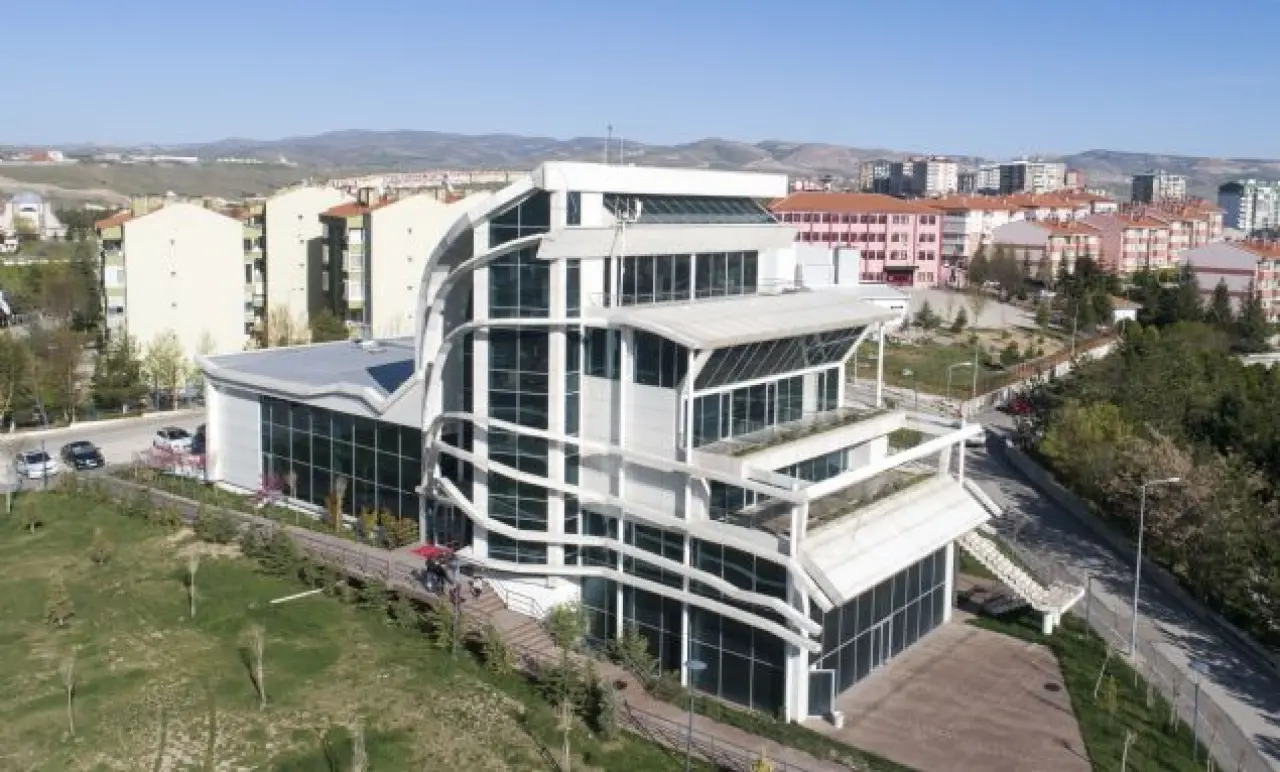 Birisi Evi Ters Çevirmiş, Diğeri Gemiden Apartman Yapmış: Gerçek Olduğuna Zor İnanacaksınız 5