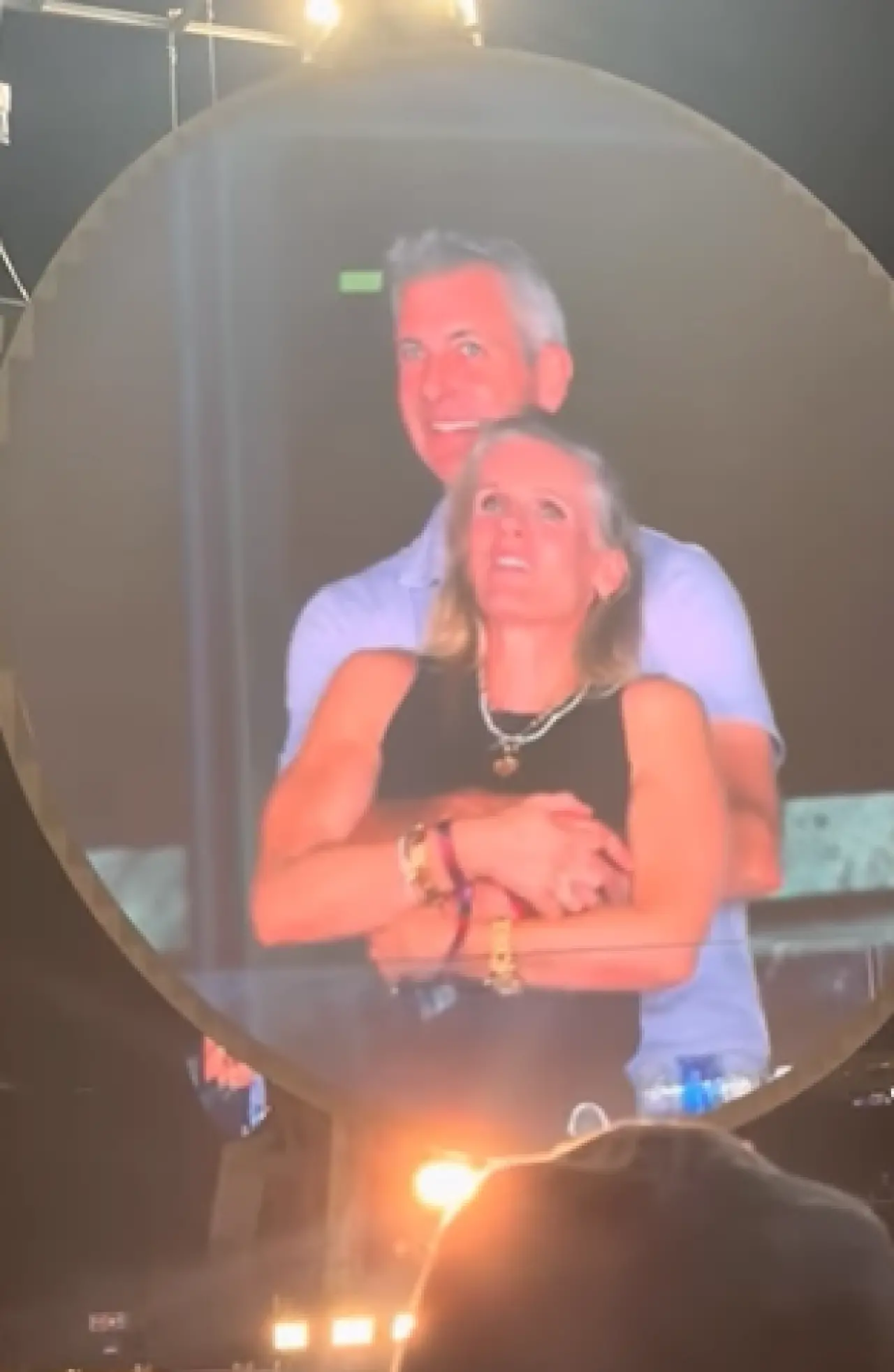 Coldplay konserinde ihanet krizi! CEO sevgilisiyle yakalandı 1