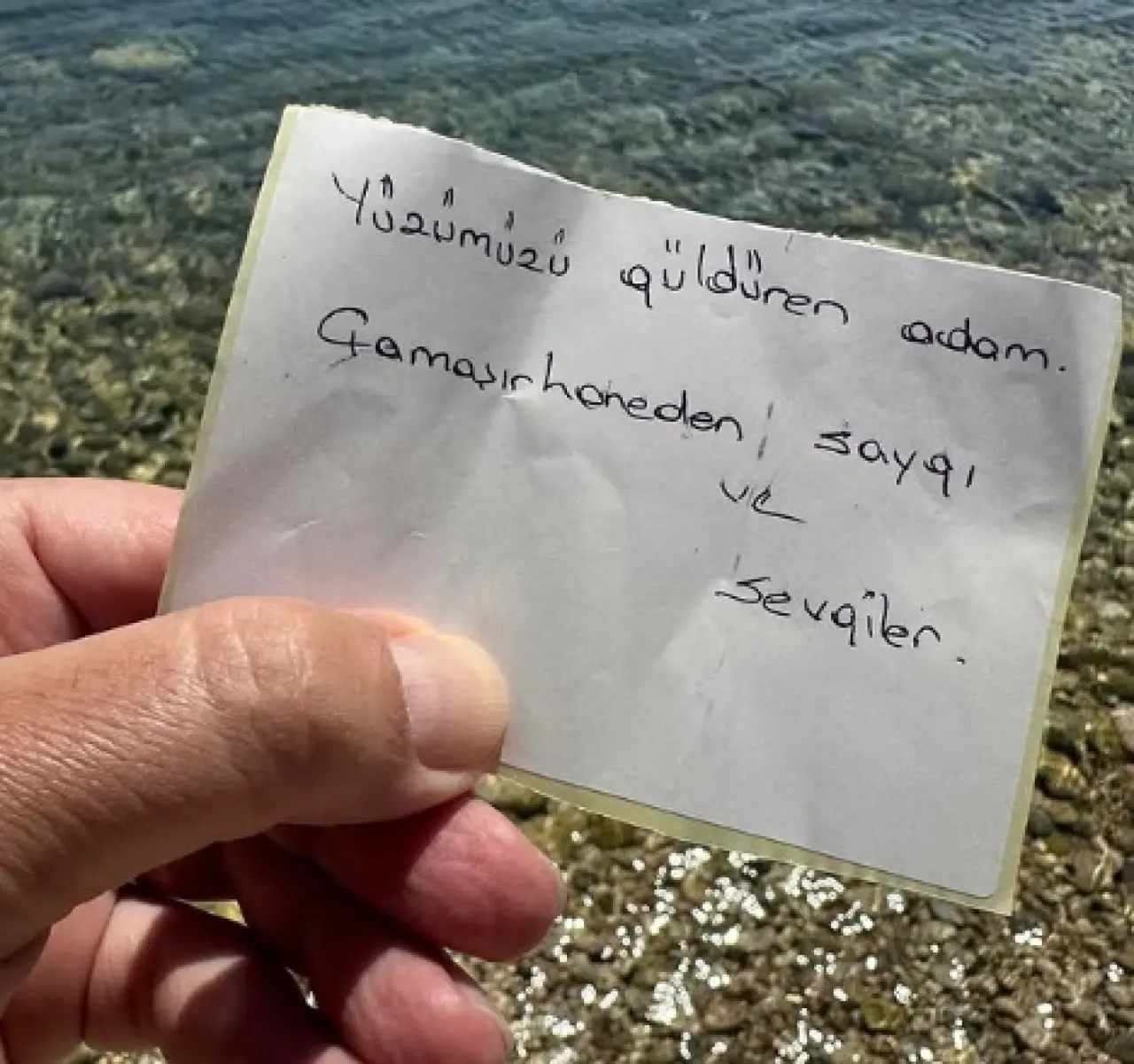 Ata Demirer’in mayosundan çıkan not herkesi güldürdü! İşte notun detayları 2