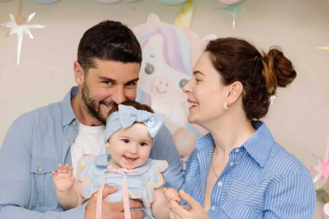 Berk Oktay ve Yıldız Çağrı Atiksoy’dan aile pozu: Minik Mira Milena büyüdü 1