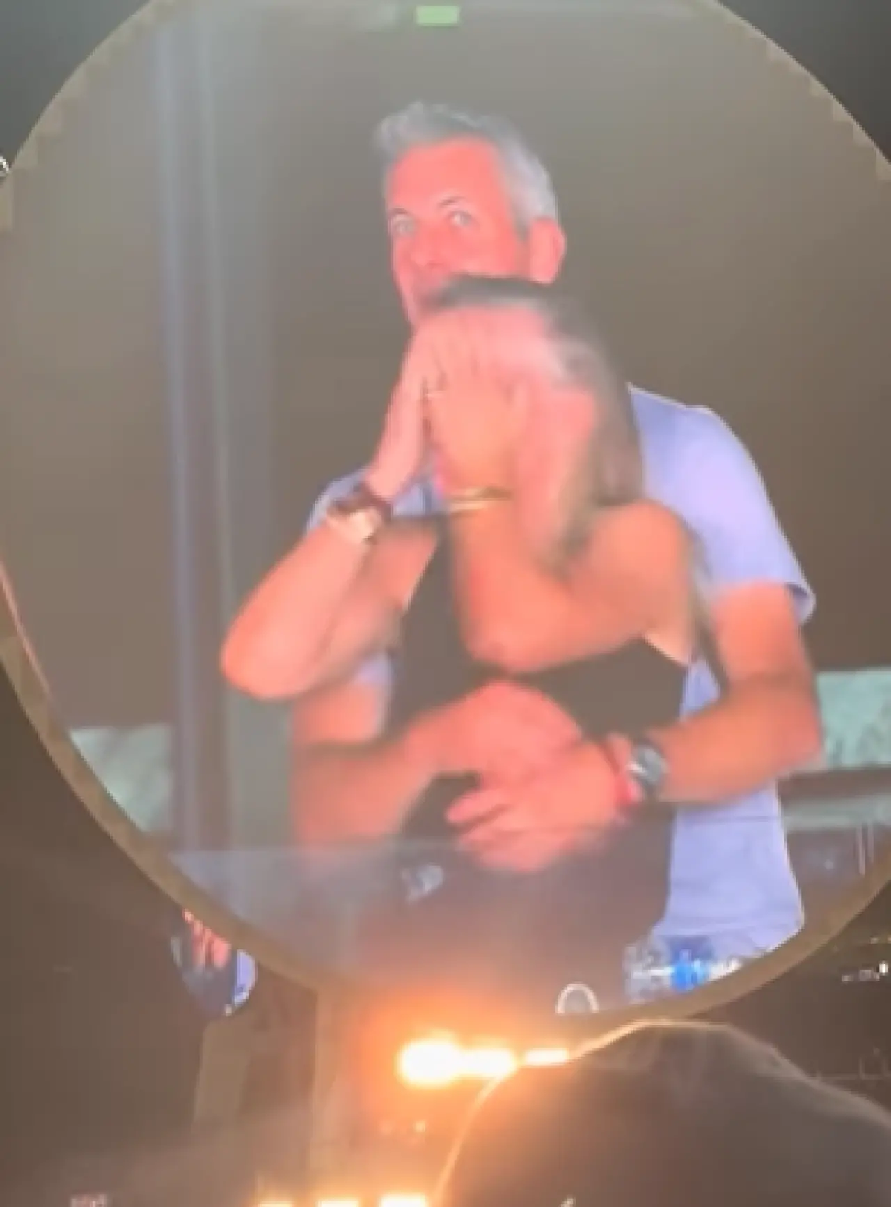 Coldplay konserinde ihanet krizi! CEO sevgilisiyle yakalandı 2