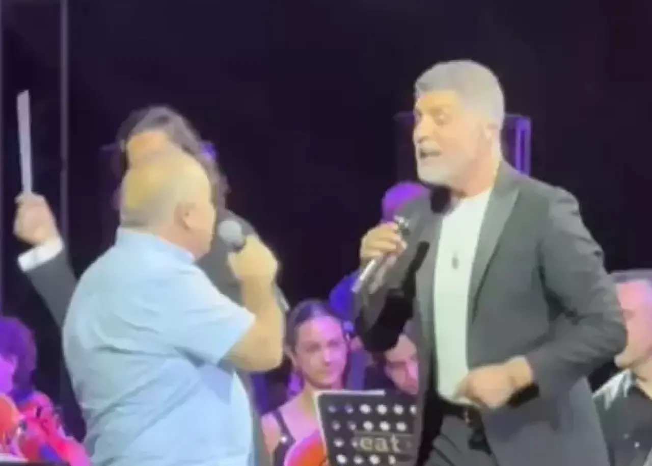 Aynı ses, farklı adam! Özcan Deniz, ses ikiziyle düet yaptı, seyirciler şaşkın 3