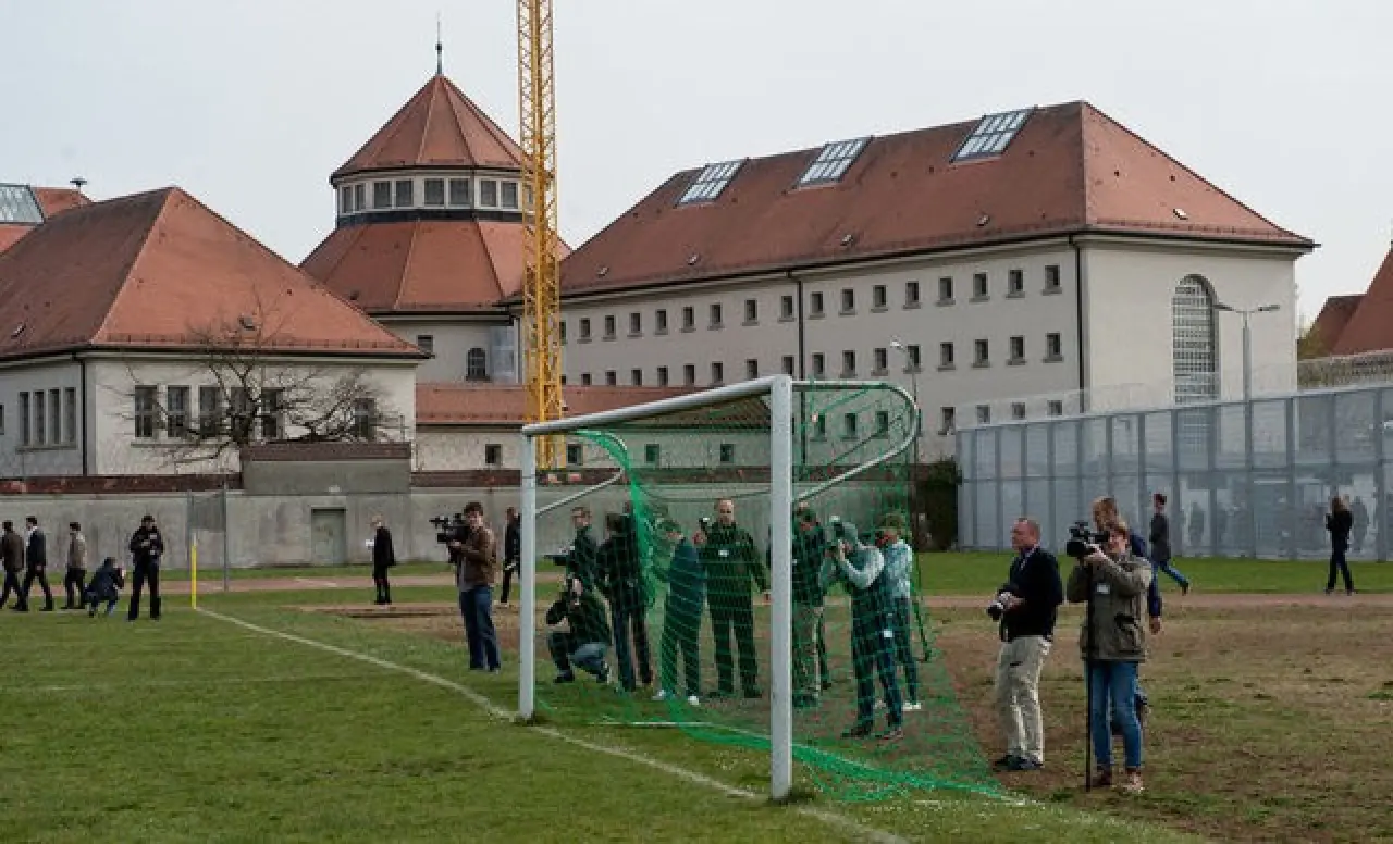Zenginler Lüks İçinde, Fakirler Nefes Alamıyor: Aynı Cezaevinde İki Farklı Dünyayı Yakından Görün 7