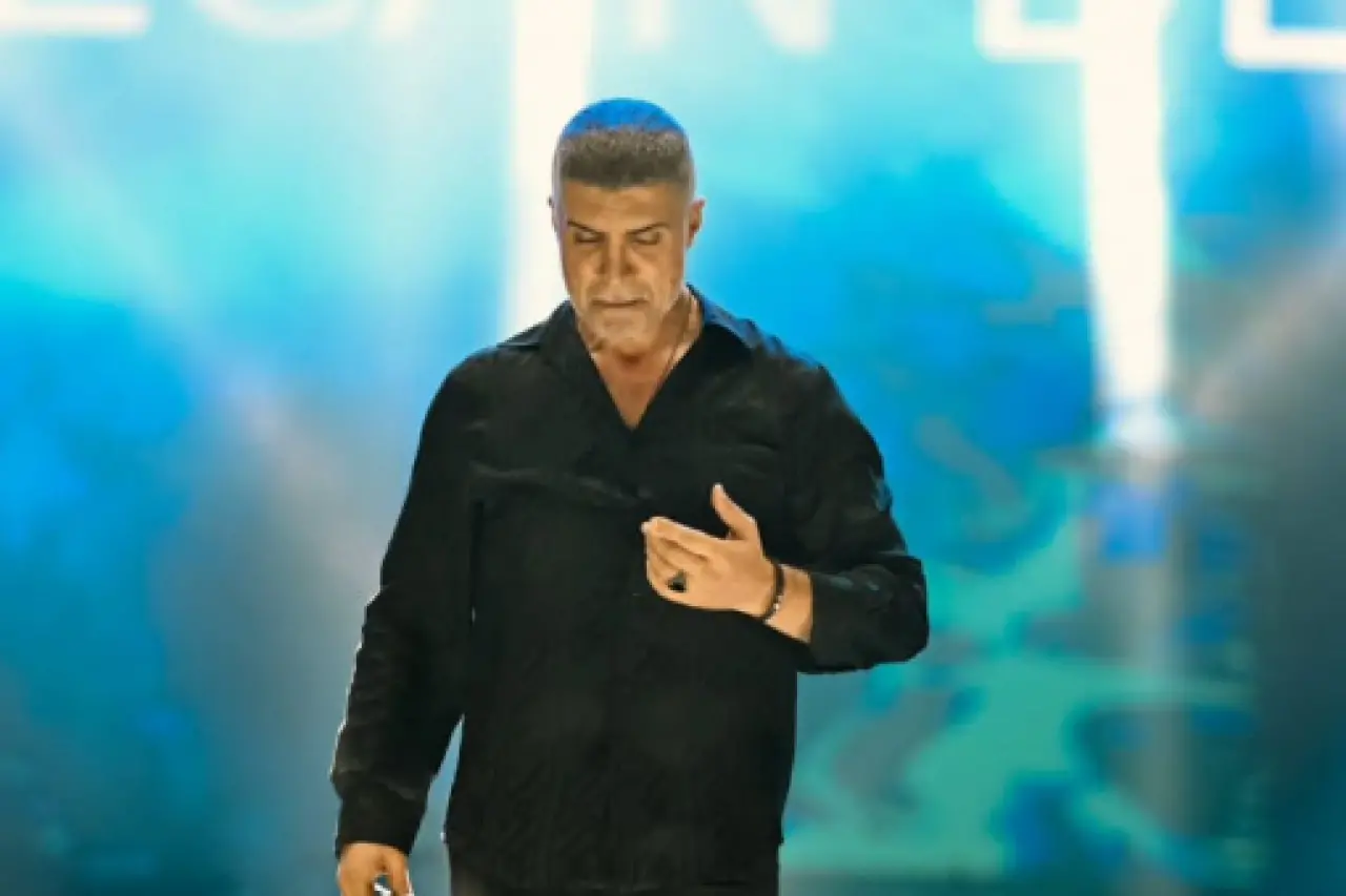 Aynı ses, farklı adam! Özcan Deniz, ses ikiziyle düet yaptı, seyirciler şaşkın 1