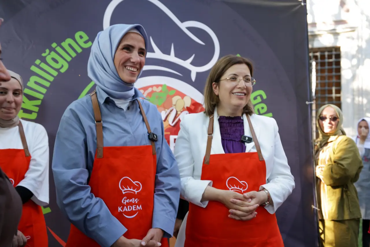 Genç KADEM gönüllülerinden aşure ikramı: Şehzade Camii’nde yoğun ilgi! 1