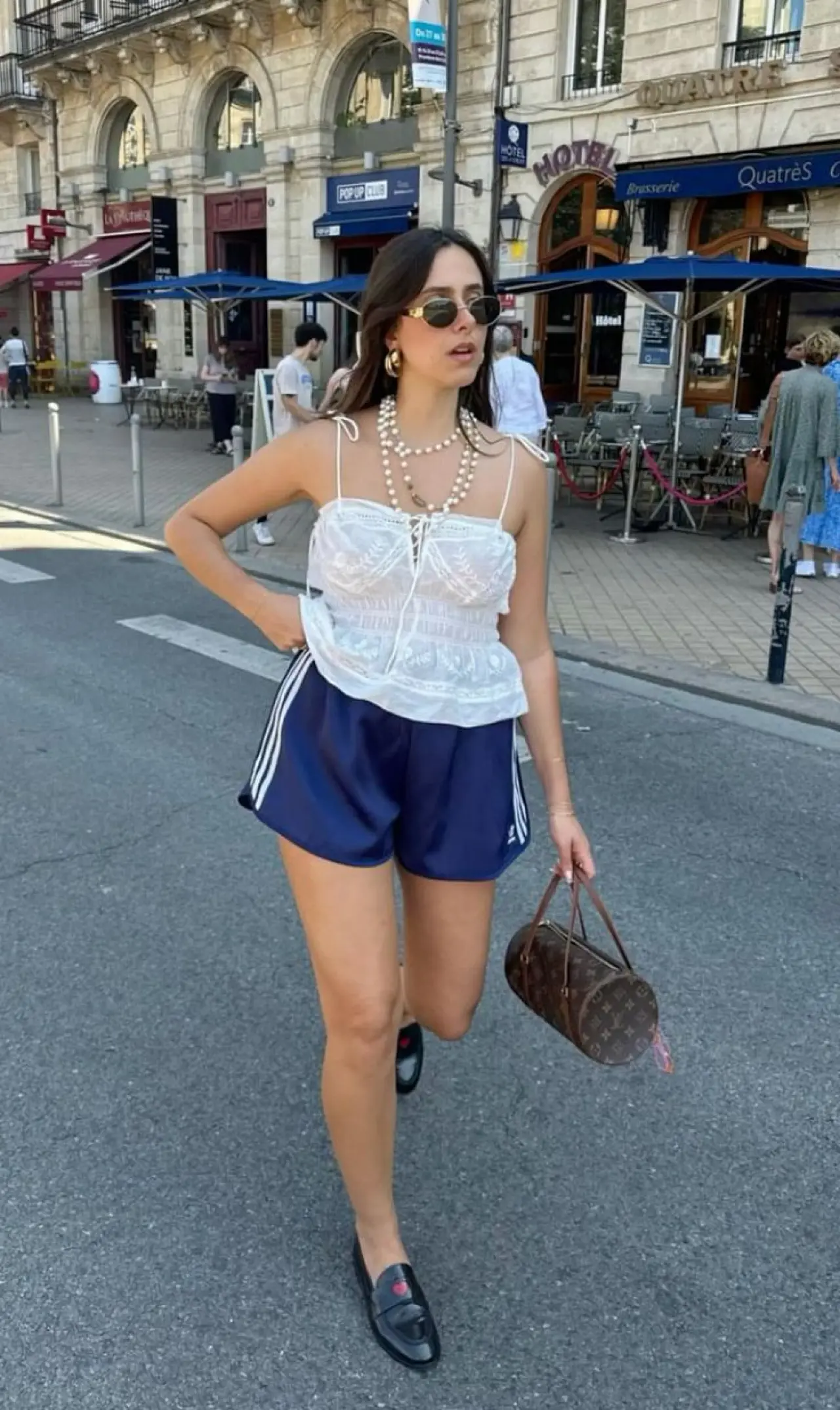 Bu yaz kotların yerini spor şortlar alıyor: Hem rahat hem şık 2