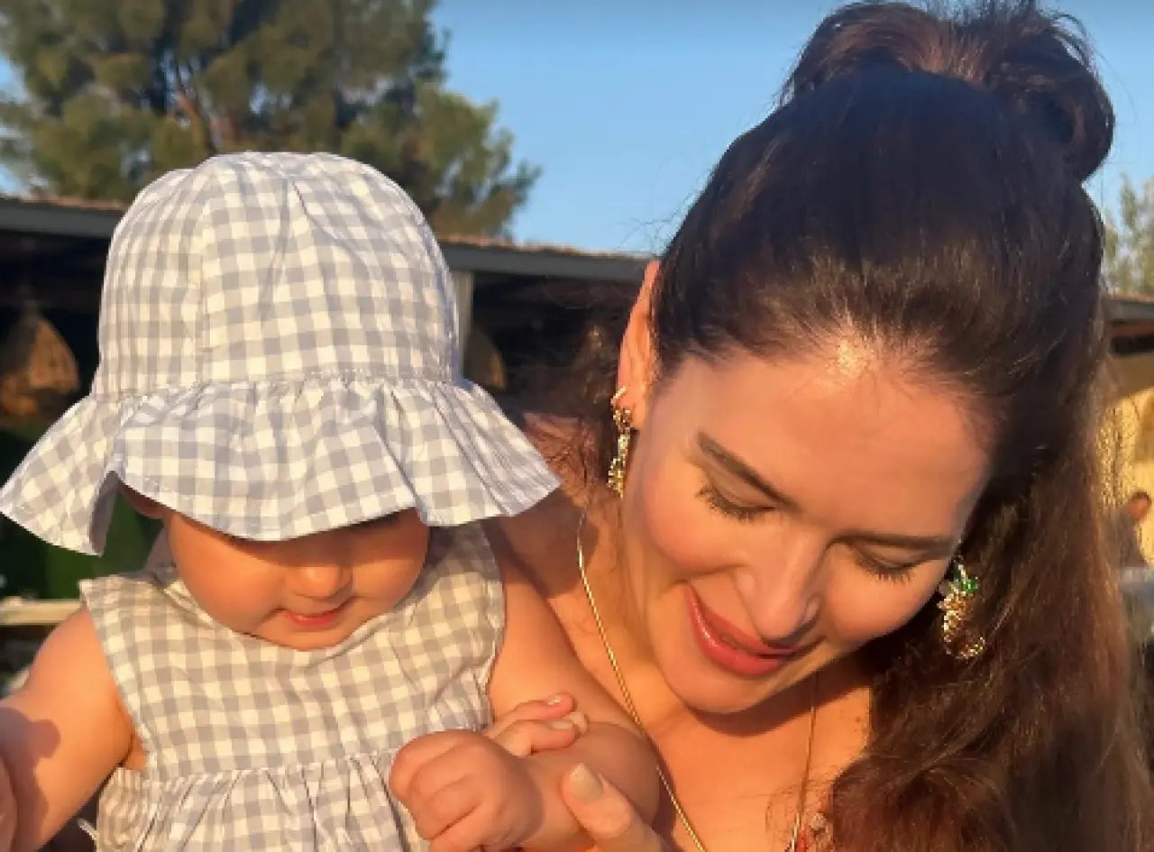 Berk Oktay ve Yıldız Çağrı Atiksoy’dan aile pozu: Minik Mira Milena büyüdü 2