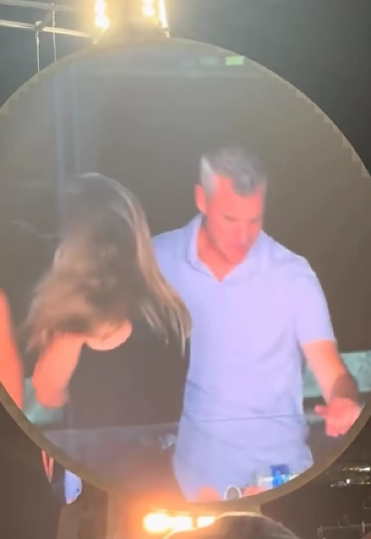 Coldplay konserinde ihanet krizi! CEO sevgilisiyle yakalandı 3