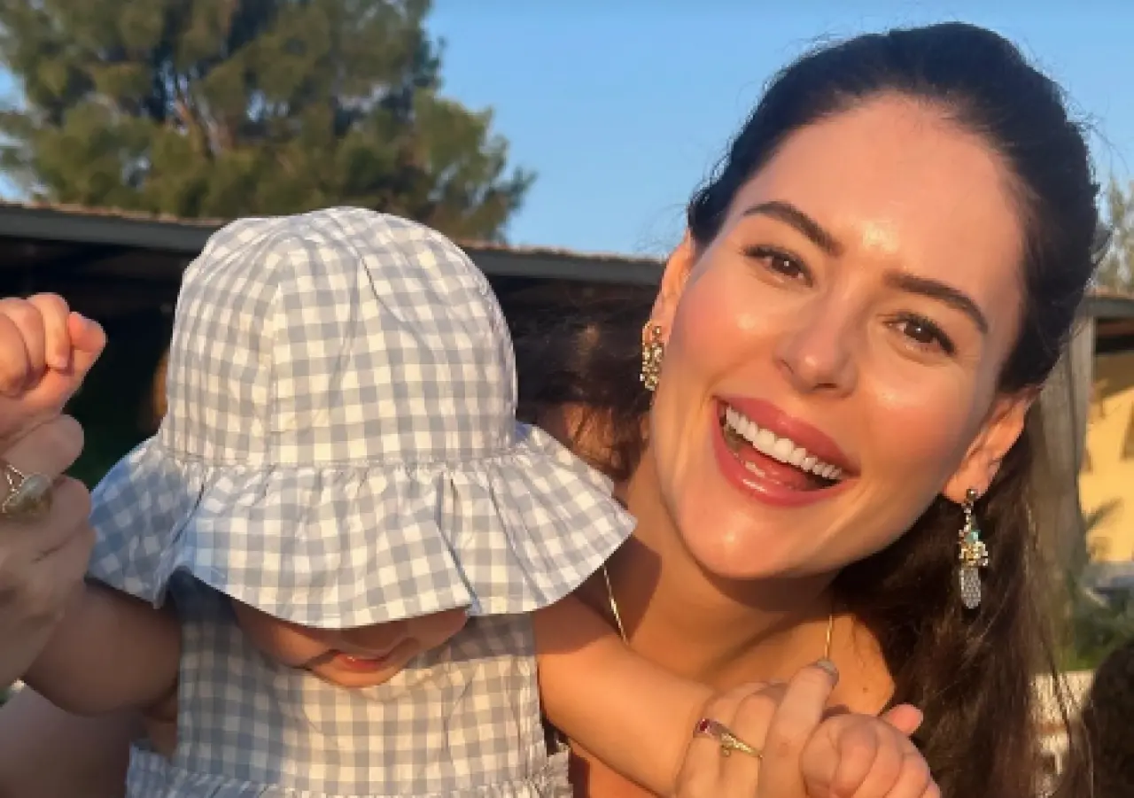 Berk Oktay ve Yıldız Çağrı Atiksoy’dan aile pozu: Minik Mira Milena büyüdü 3