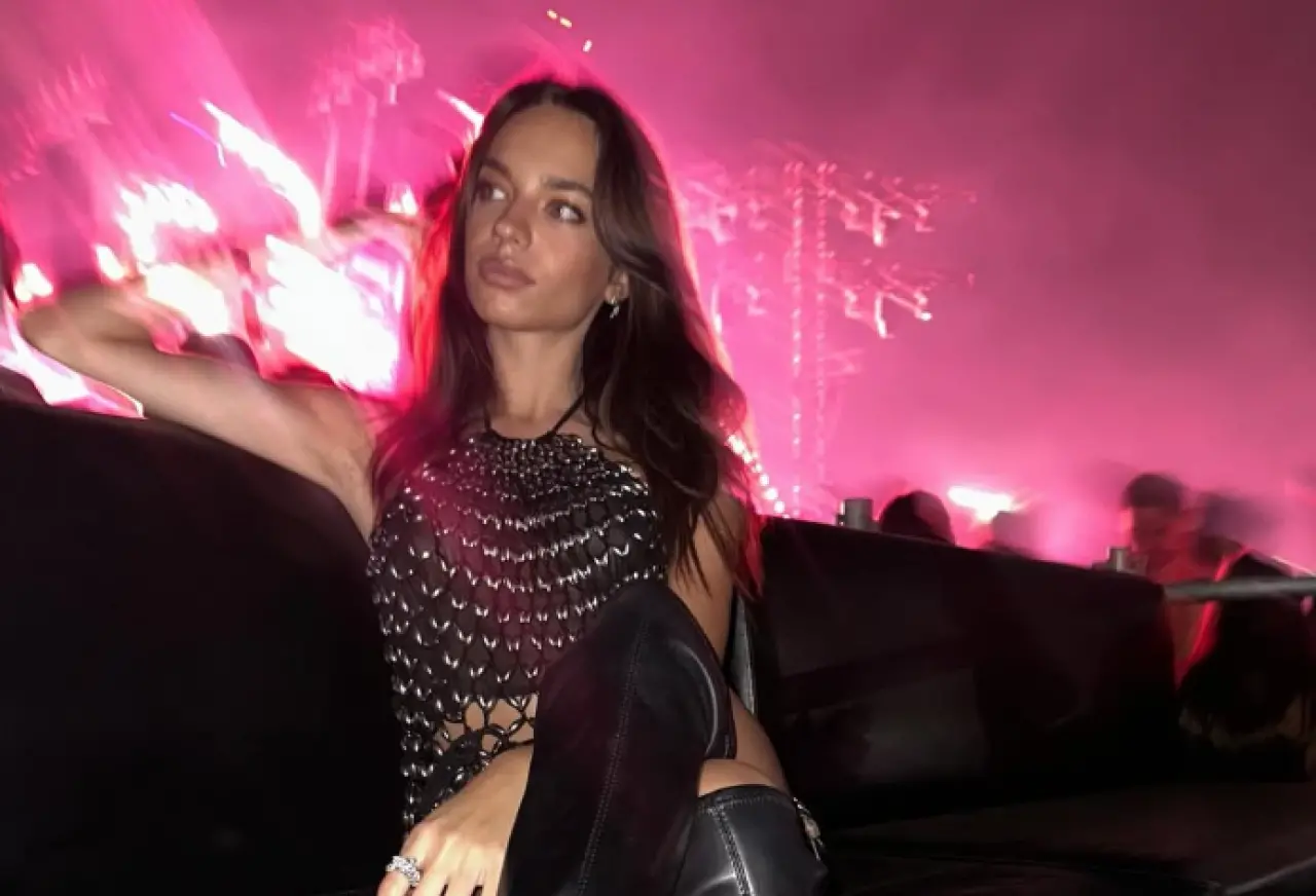 Eylül Tumbar yine çizmeyle! JLo konserindeki kombini dikkat çekti 2