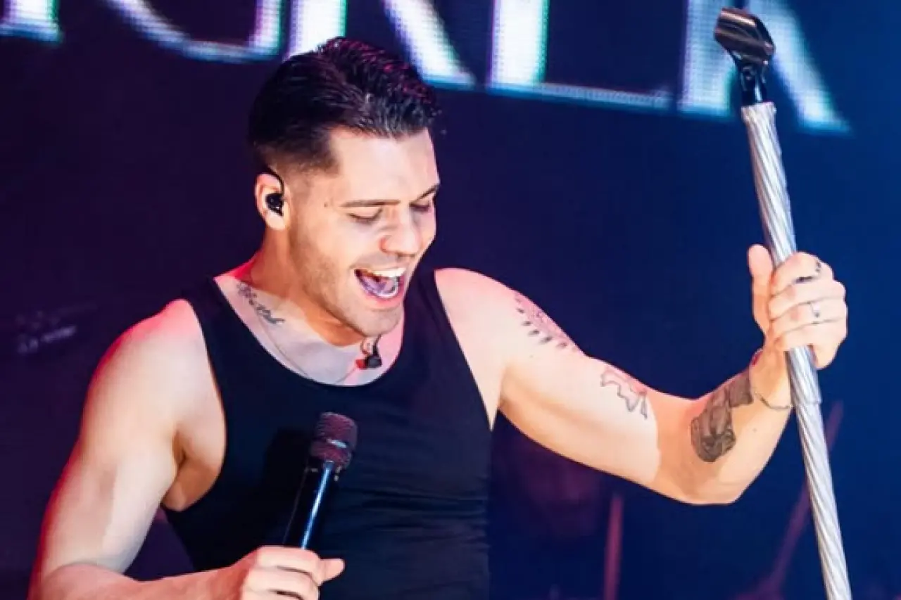 Emircan İğrek sahneyi bıraktı! Konserde fenalaşan hayranı için şarkıyı kesti 1