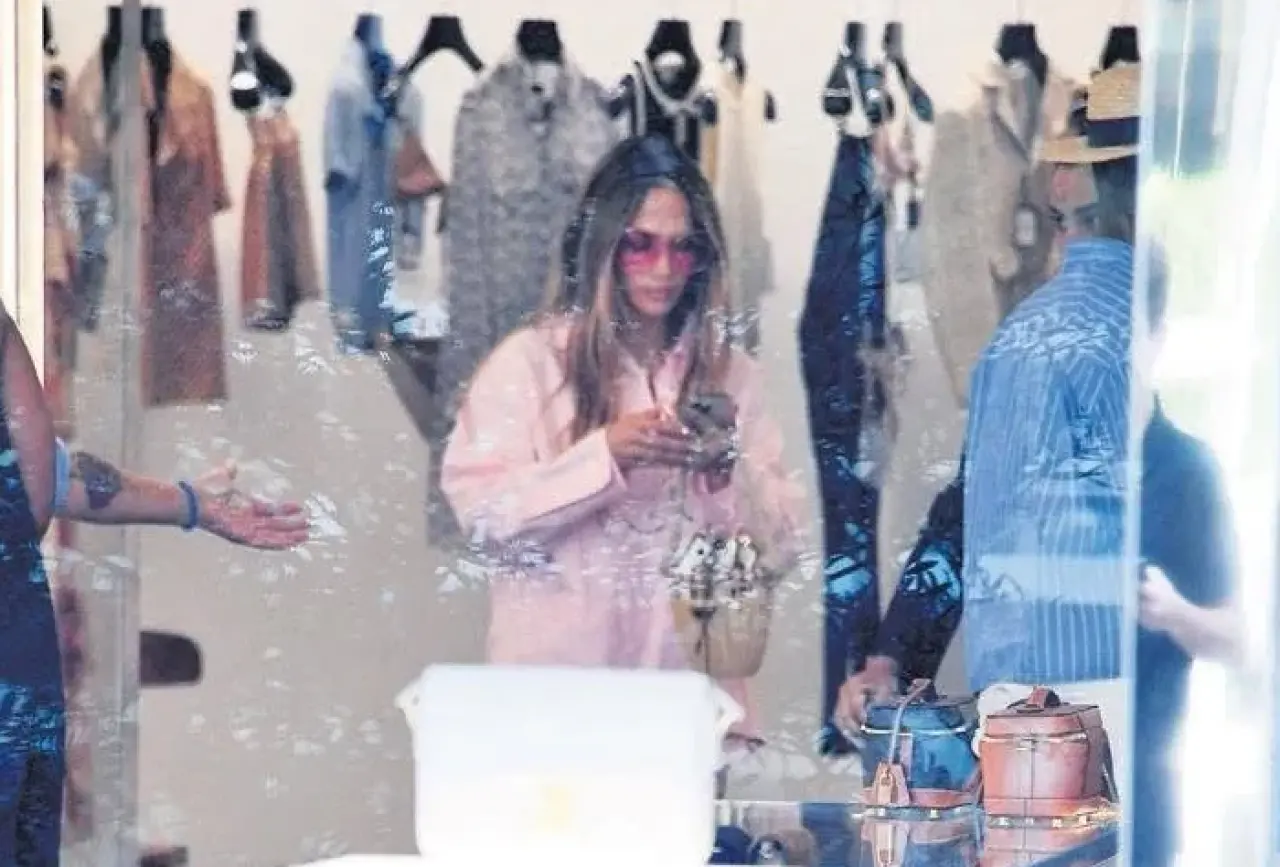 Jennifer Lopez İstanbul’da mağaza kapısından çevrildi! 3