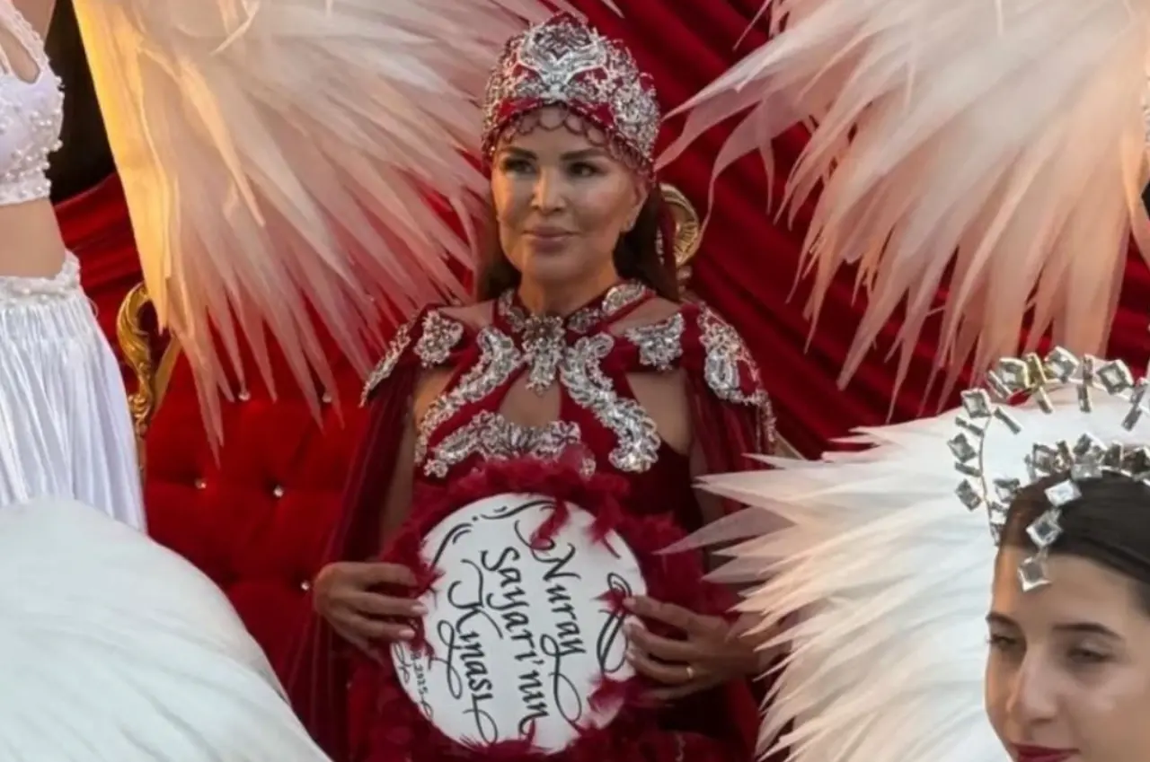 54 yaşında ikinci bahar! Nuray Sayarı’nın görsel şovlu kına gecesi 1