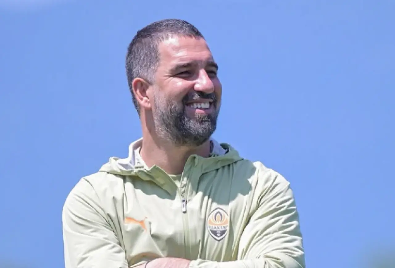 Arda Turan’dan Ukrayna’da ‘temassız’ hayran pozu! 1