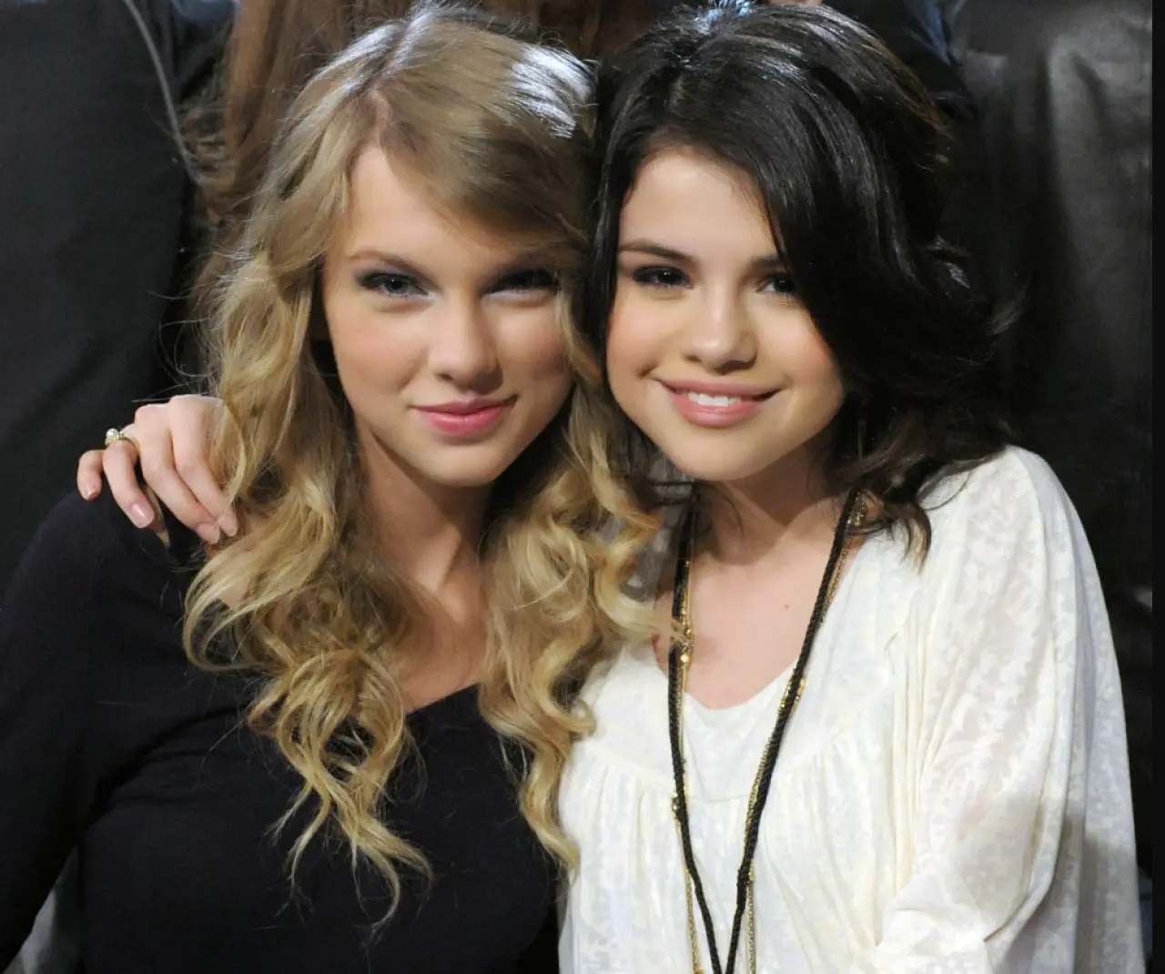 Selena Gomez: “Taylor’la bağımızı eski aşklarımız kurdu” 1