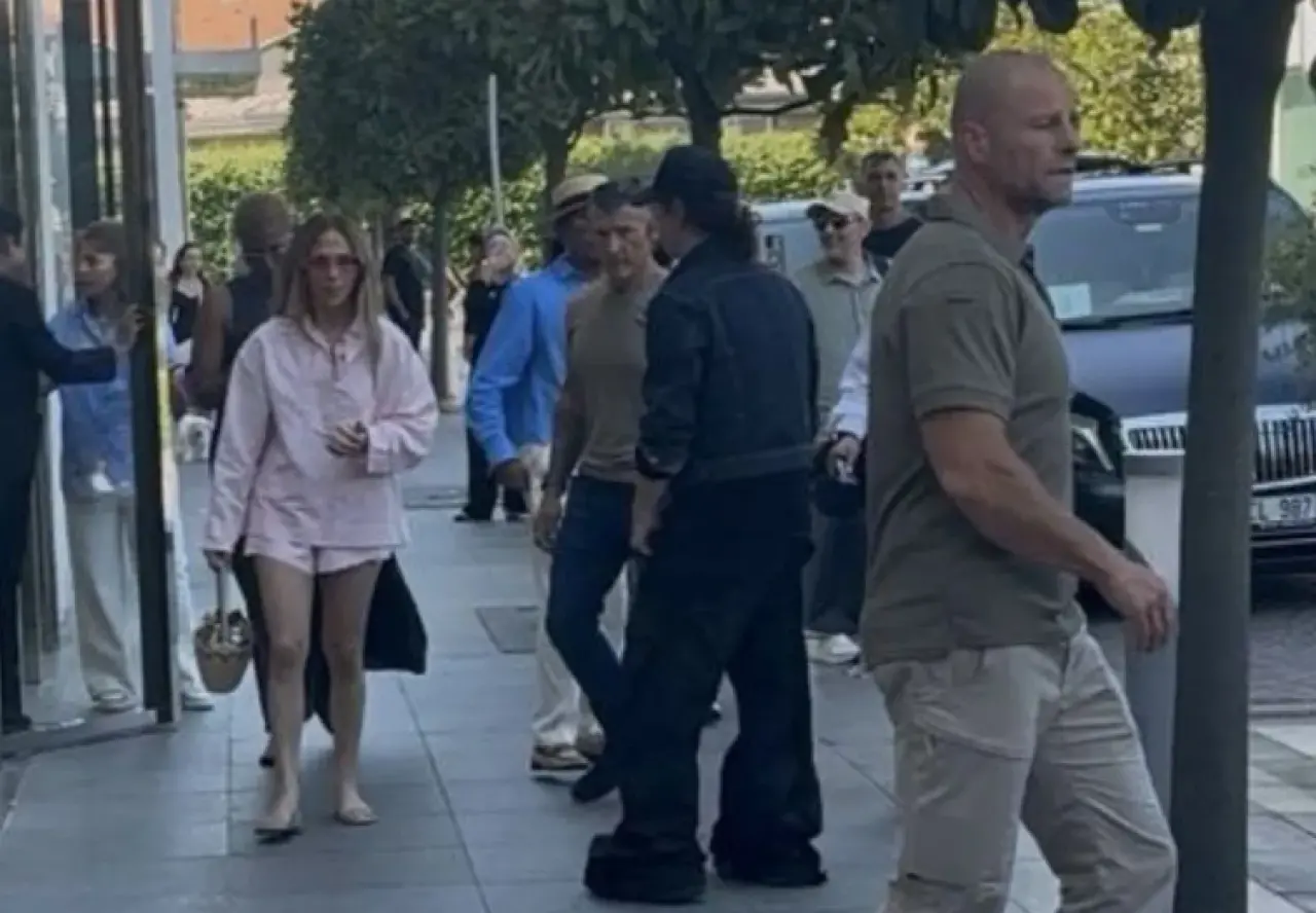 Jennifer Lopez İstanbul’da mağaza kapısından çevrildi! 4