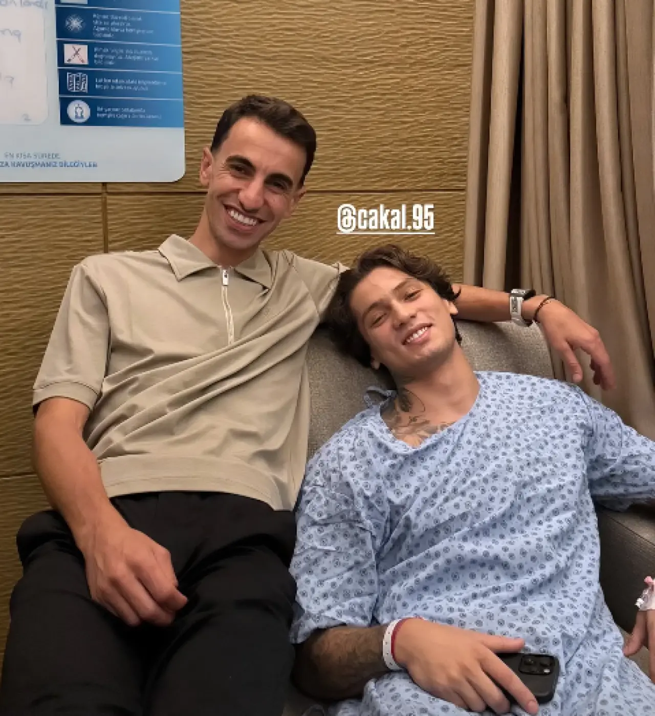 Kurşun yarasıyla değil, şarkılarıyla anılmak istedi! Çakal hastaneden paylaşım yaptı 3