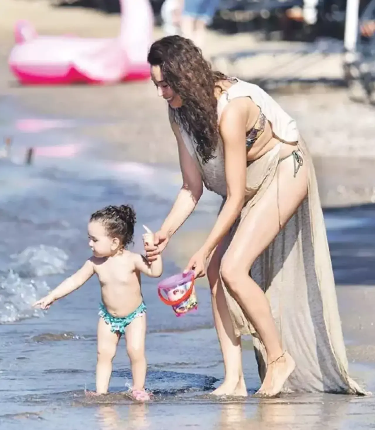 Azra Akın’dan şok çıkış: “43 yaşındayım, estetiğim sıfır!” 3