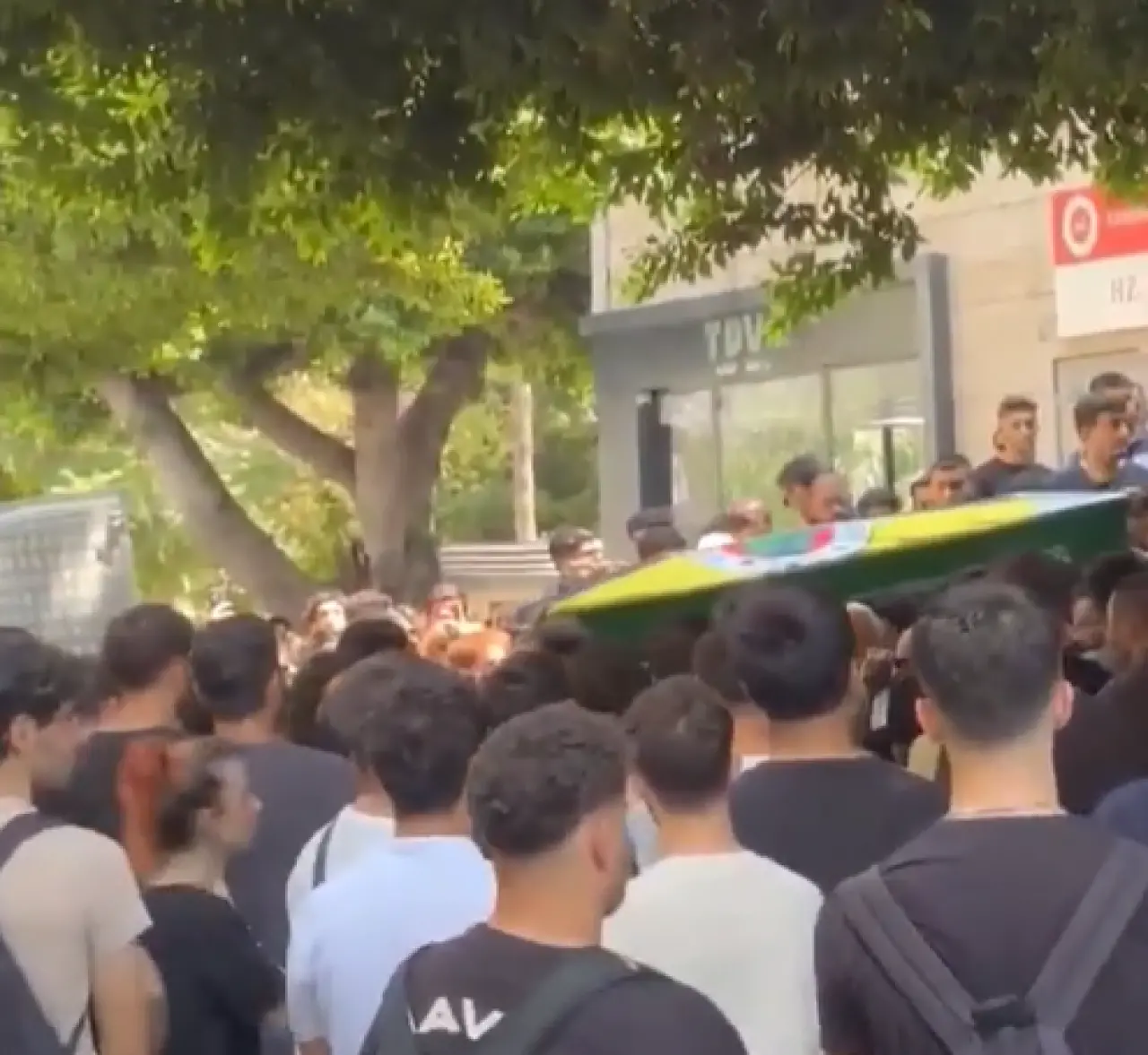 Yayıncı Jrokez son yolculuğuna uğurlandı: Fenerbahçe bayrağına sarıldı 1