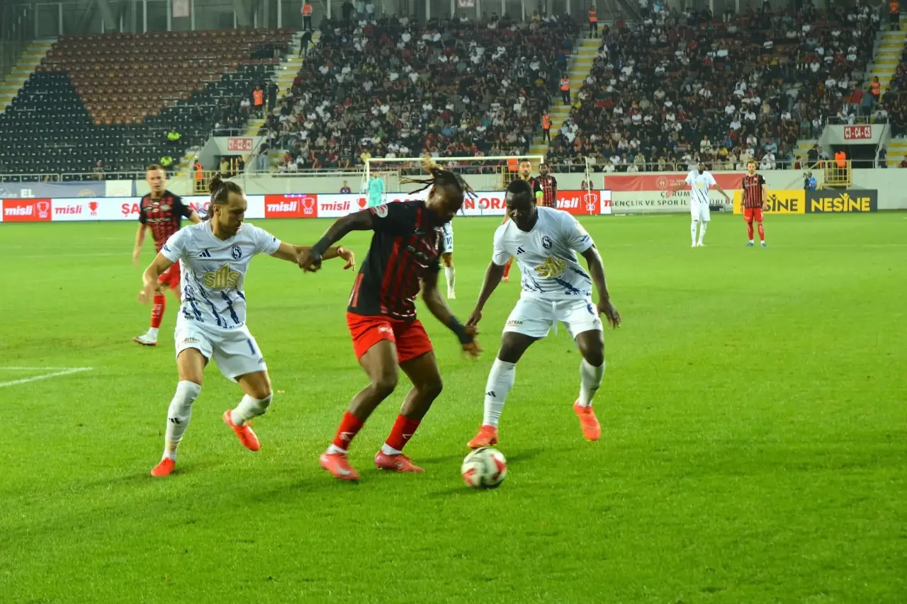 Üçte üç yapan yapan Kırmızı-Siyahlılar zirveye kilitlendi! 1