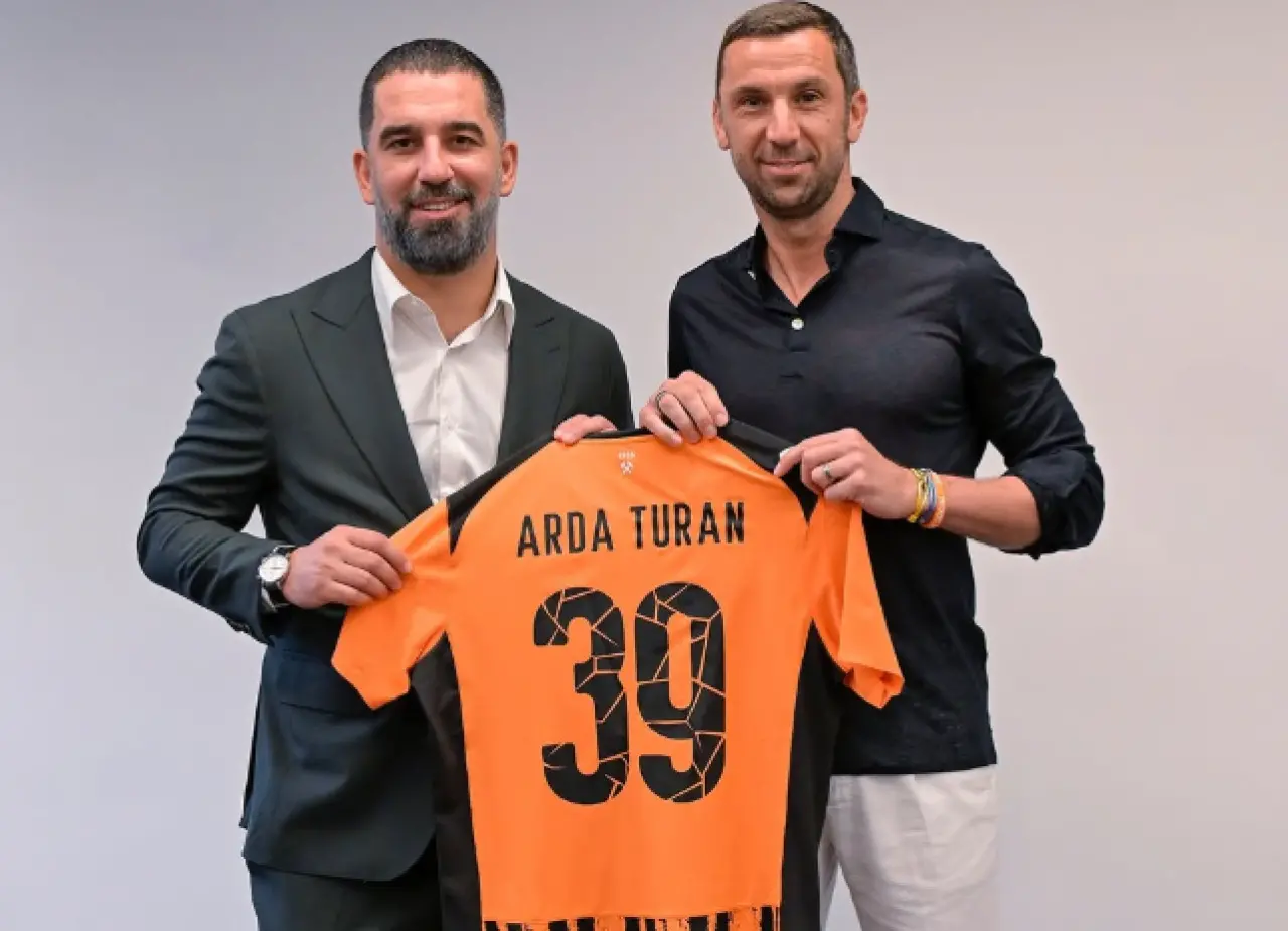 Arda Turan’dan Ukrayna’da ‘temassız’ hayran pozu! 3